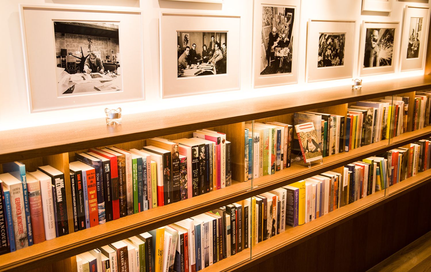 Livres et portraits encadrés d’artistes COBRA dans le bar bibliothèque de l’hôtel Ambassade à Amsterdam.