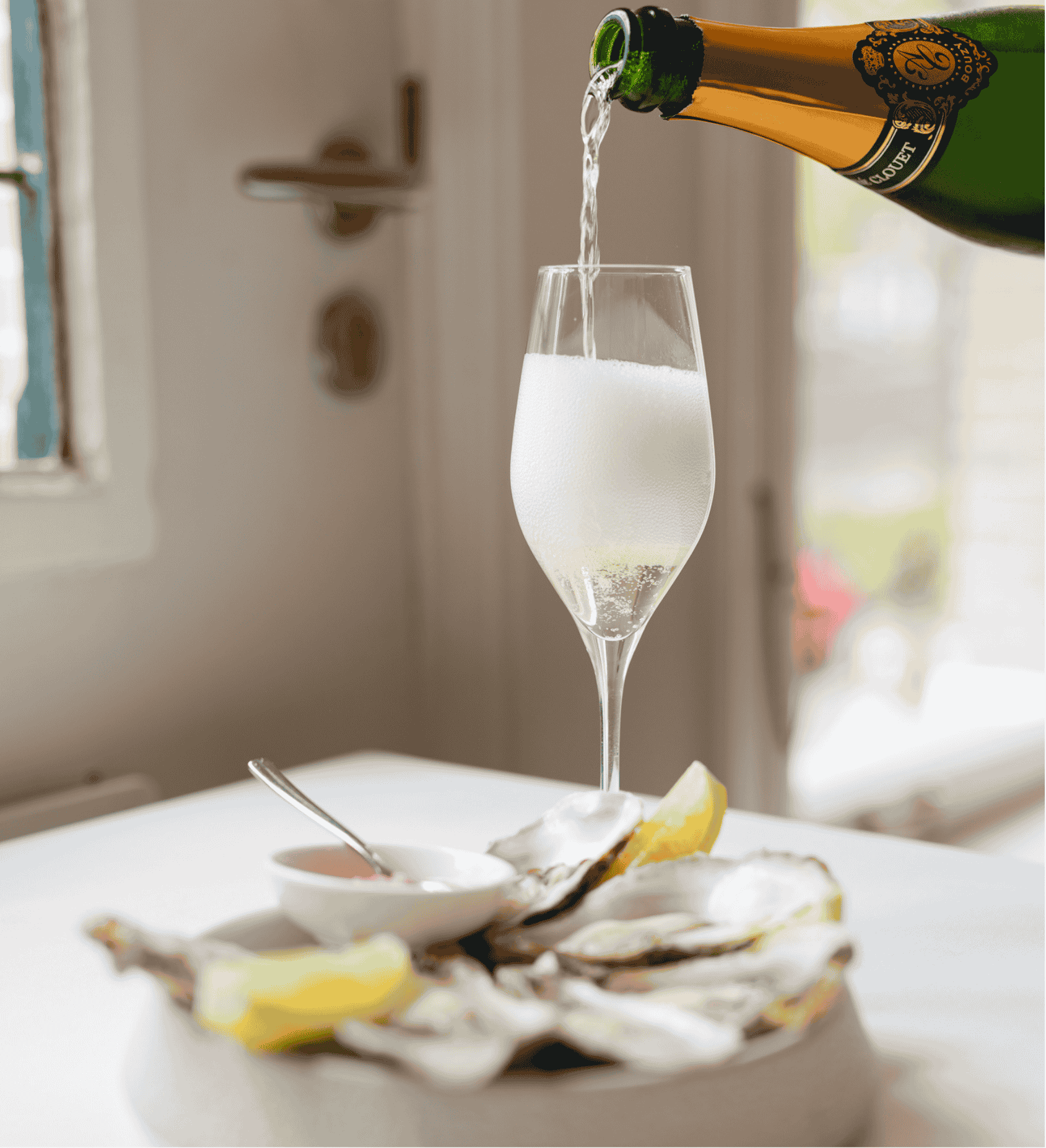 Verre de cava et huîtres fraîches servis à la Brasserie Ambassade à Amsterdam, parfait pour une expérience culinaire raffinée.