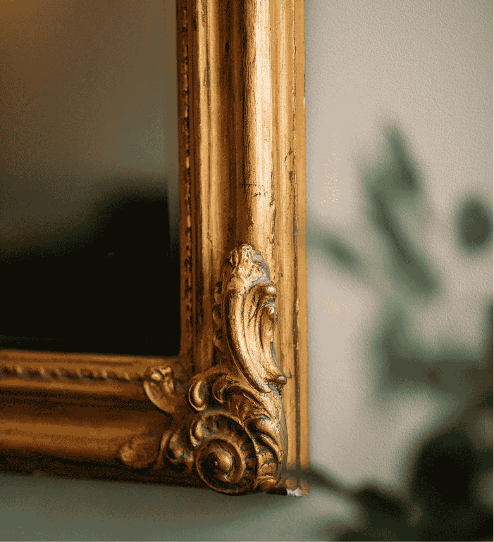 Détail élégant du miroir à l’Hôtel Ambassade à Amsterdam.