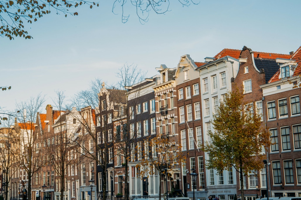 Façade élégante de l’Ambassade Hotel le long des canaux d’Amsterdam.