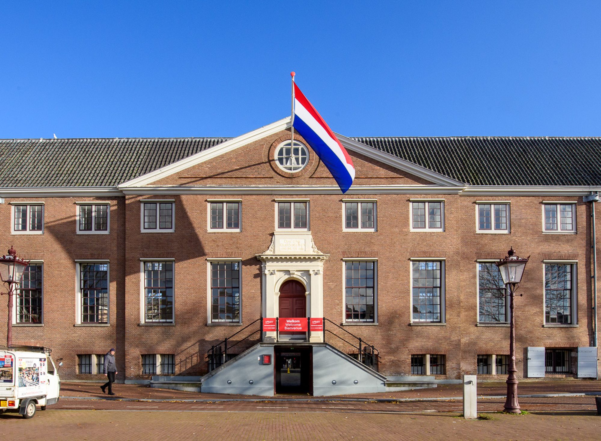 Façade du musée d’Amsterdam, mettant en valeur son architecture historique au cœur de la ville.
