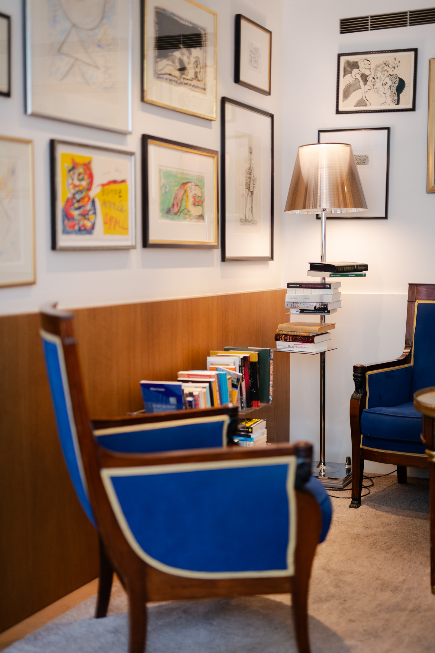 Une partie du Cobra Lounge de l’hôtel Ambassade à Amsterdam, avec des œuvres d’art COBRA colorées et des sièges confortables.