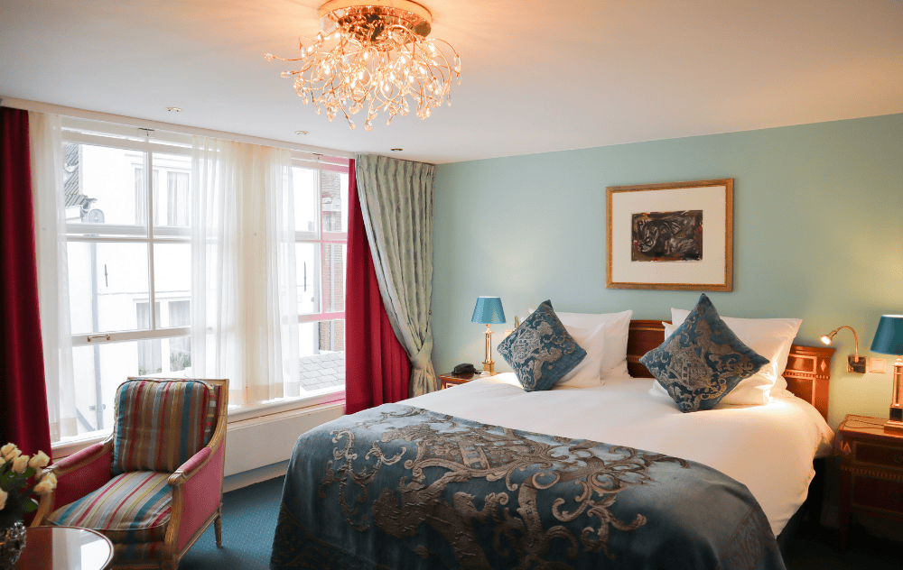 Classic Deluxe avec un lit double à l’Ambassade Hotel.