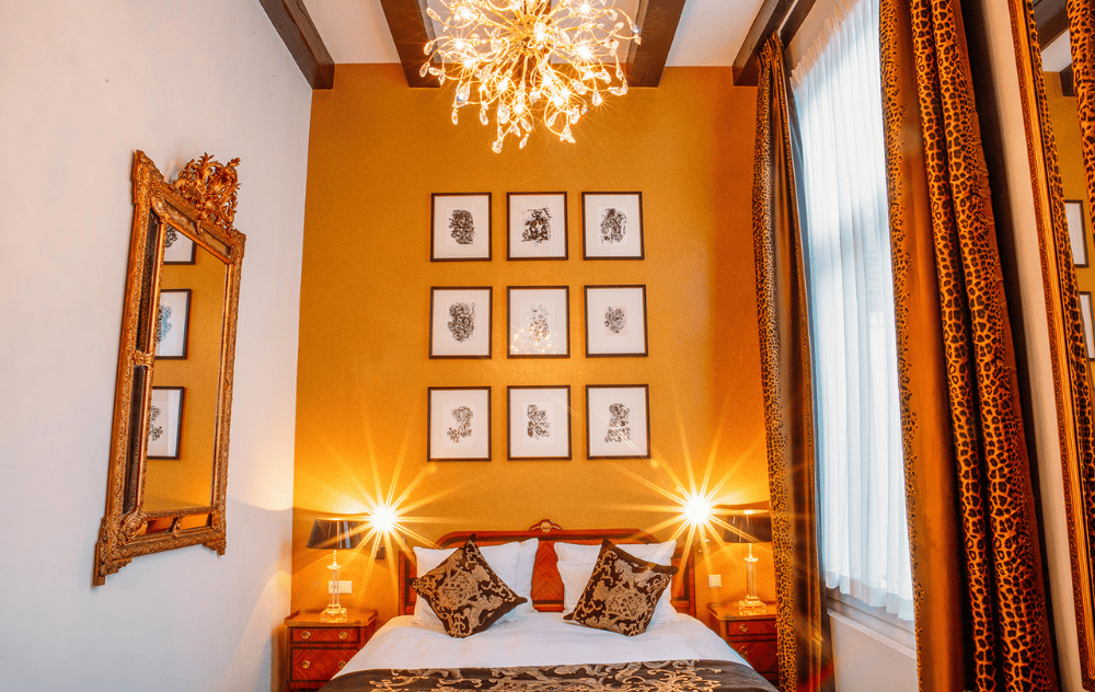 Chambre Classic Deluxe à l’Ambassade Hotel avec œuvre d’art au mur.