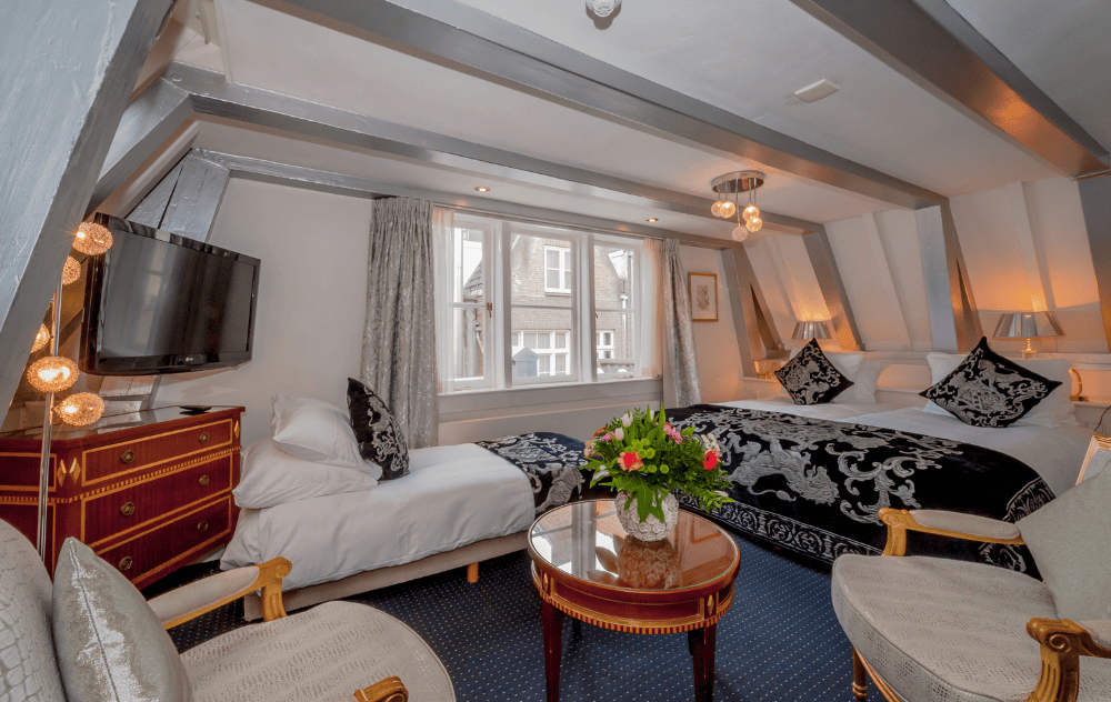 Chambre familiale avec trois lits à l’Ambassade Hotel.