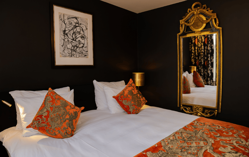 Chambre familiale à l’Ambassade Hotel, spacieuse et confortable pour les clients de tous âges.