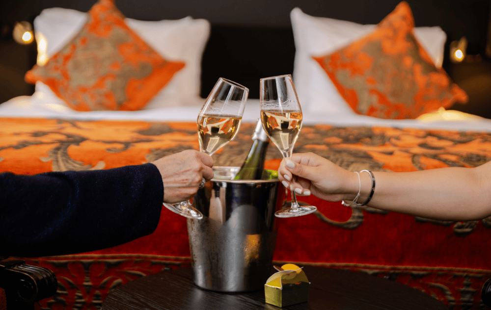 Deux verres de champagne trinquant lors d'un toast festif.