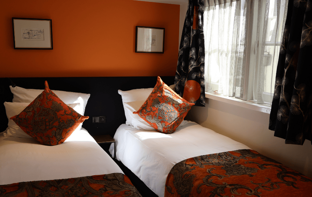 Deux lits séparés dans la chambre familiale de l’Ambassade Hotel.