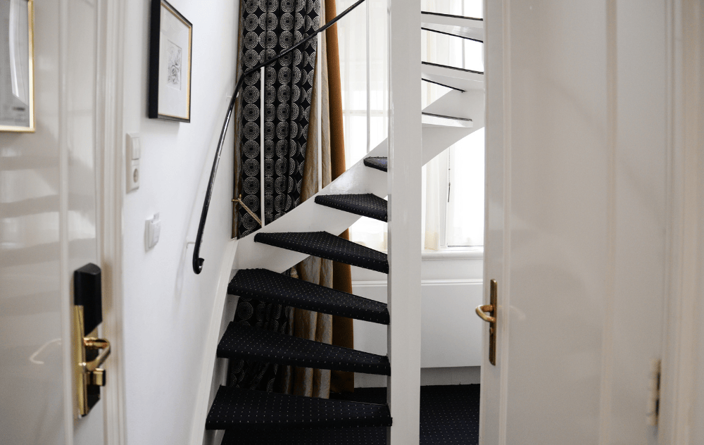 Escalier à l’intérieur de la suite à l’Ambassade Hotel.