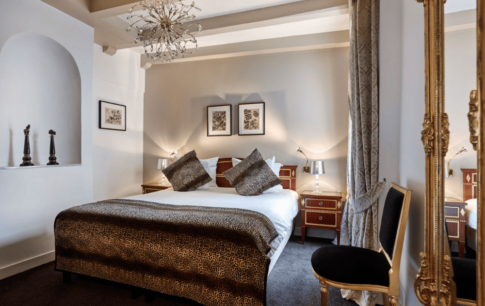 Chambre d’hôtel avec un lit bien fait à l’Ambassade Hotel.