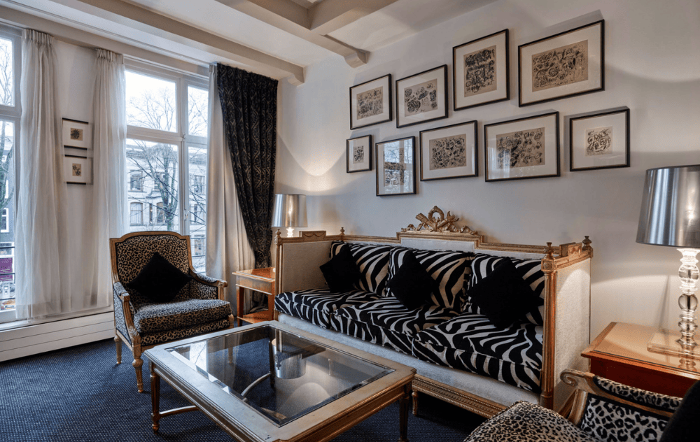 Coin salon dans une suite luxueuse à l’Ambassade Hotel.