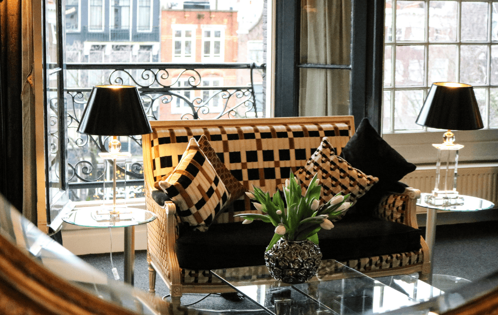 Coin salon lumineux et confortable dans une suite de l’Ambassade Hotel.