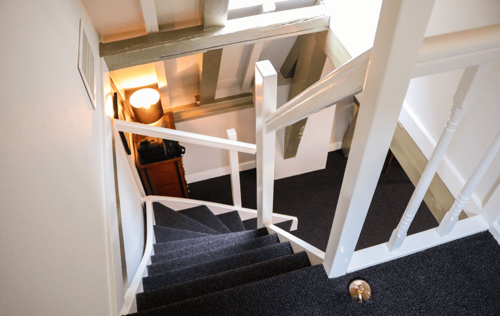 Escalier élégant à l’intérieur d’une suite à l’Ambassade Hotel.
