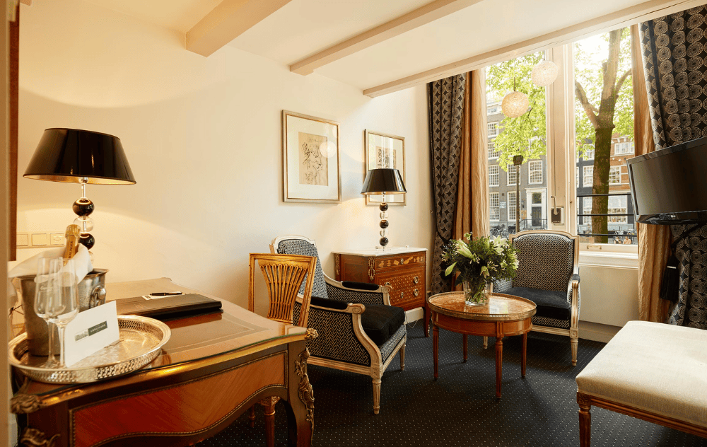 Coin salon dans la suite avec vue sur le canal à l’Ambassade Hotel.