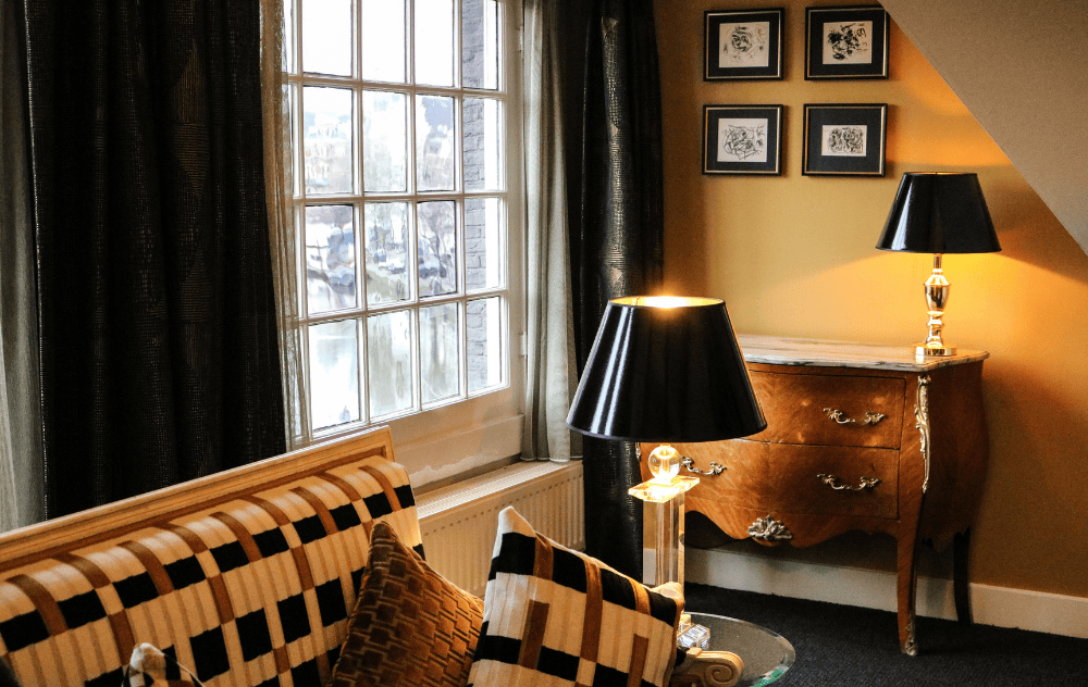 Intérieur élégant de chambre d'hôtel à l'Ambassade Hotel.