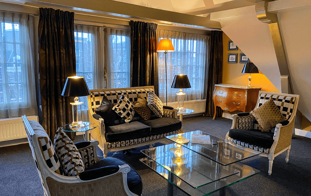 Coin salon dans une suite à l’Ambassade Hotel.