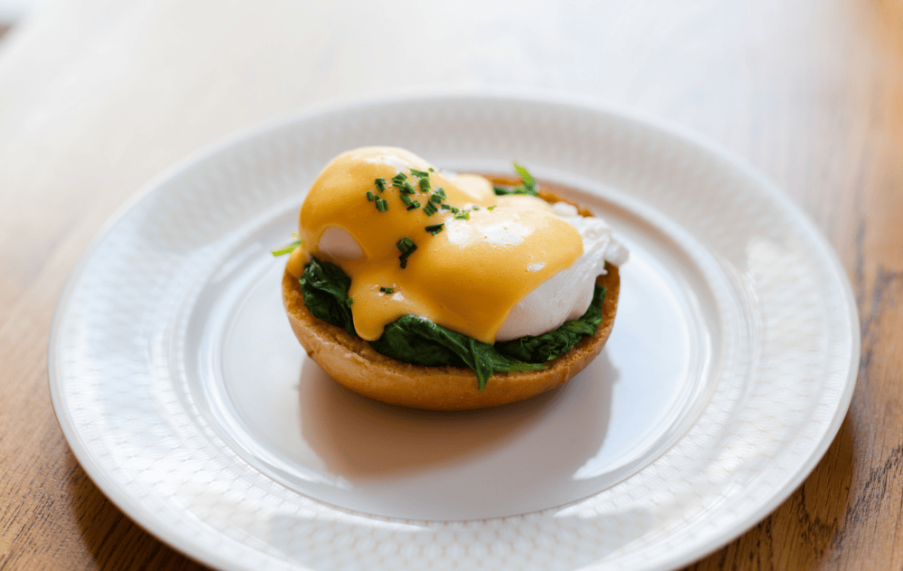 Oeufs à la florentine servis à la Brasserie Ambassade.