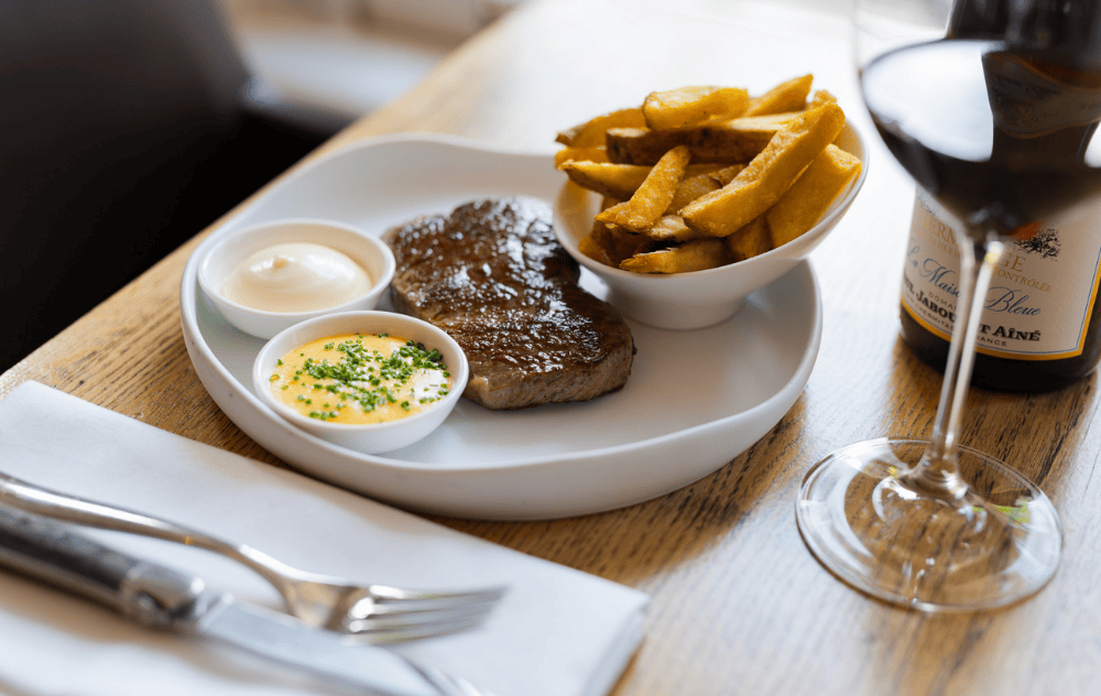 Steak frites servi à la Brasserie Ambassade.