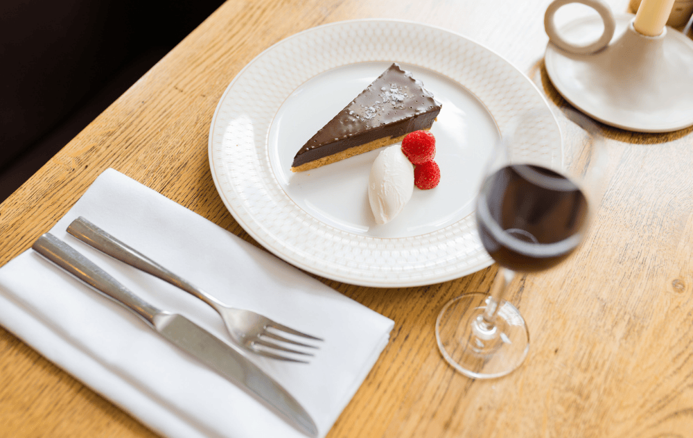 Part de gâteau au chocolat servie à la Brasserie Ambassade.