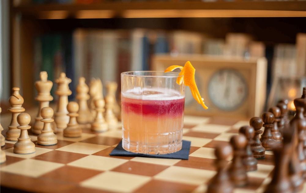 Cocktail Amsterdam Sour servi à l'hôtel Ambassade.