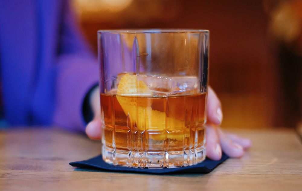 Un cocktail Negroni classique servi au Library Bar de l’hôtel Ambassade, élégamment mélangé et magnifiquement présenté.