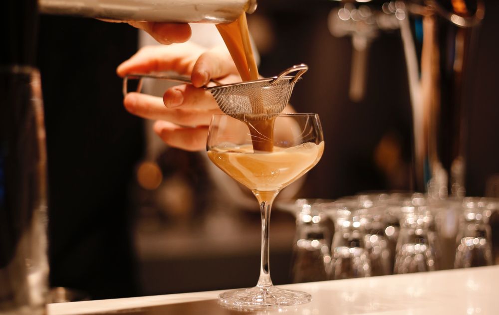Un espresso martini servi au Library Bar de l’hôtel Ambassade, un mélange parfait de café et d’alcool.
