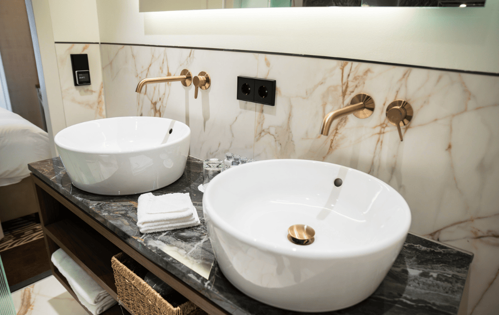 Salle de bains avec double vasque à l’Ambassade Hotel.