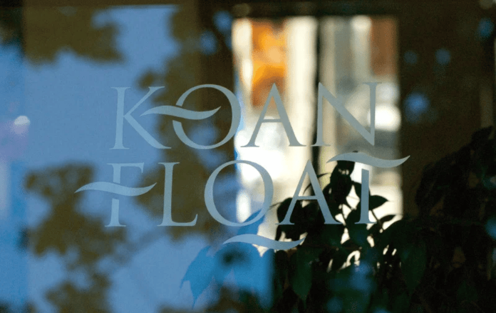 Logo du Koan Float Wellness Centre affiché sur une fenêtre.