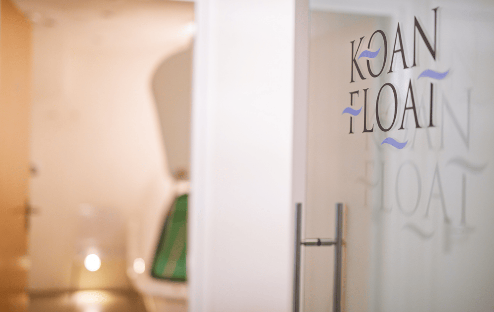 Entrée d’une cabine de flottaison chez Koan Float, le centre de bien-être de l’Hôtel Ambassade à Amsterdam.