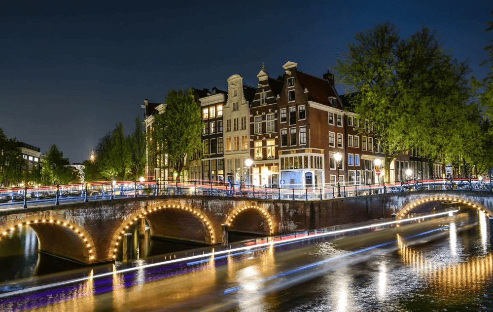 Ontdek de iconische bruggen van Amsterdam tijdens een schilderachtige rondvaart en geniet van prachtige uitzichten op de waterwegen en architectuur van de stad.