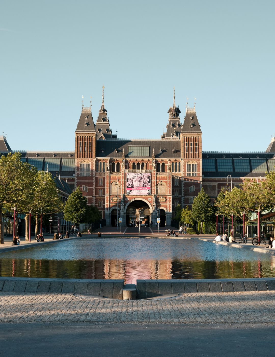 Buitenaanzicht van het Rijksmuseum in Amsterdam met zijn iconische architectuur.