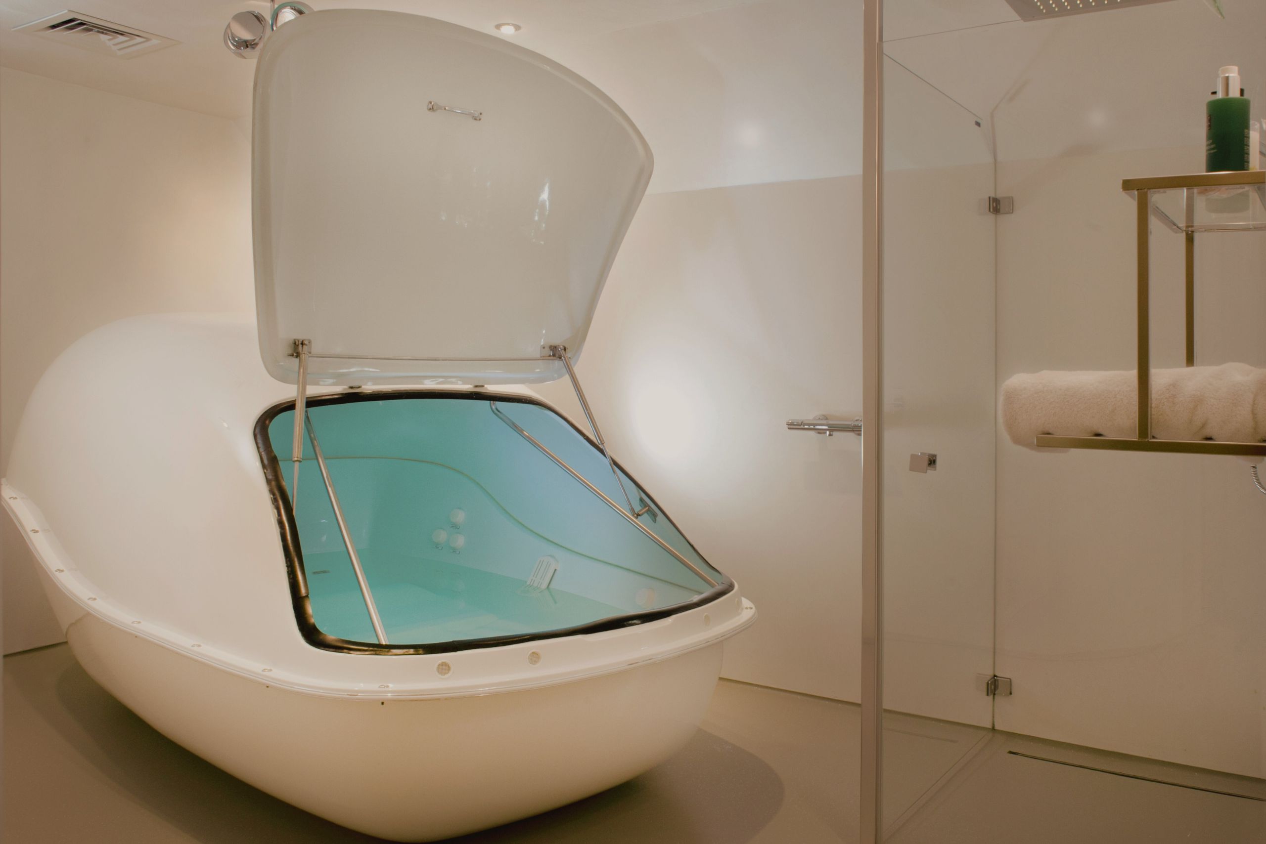 Floating-Kabine im Koan Float Wellnesszentrum des Ambassade Hotels, konzipiert für tiefe Entspannung und Ruhe.
