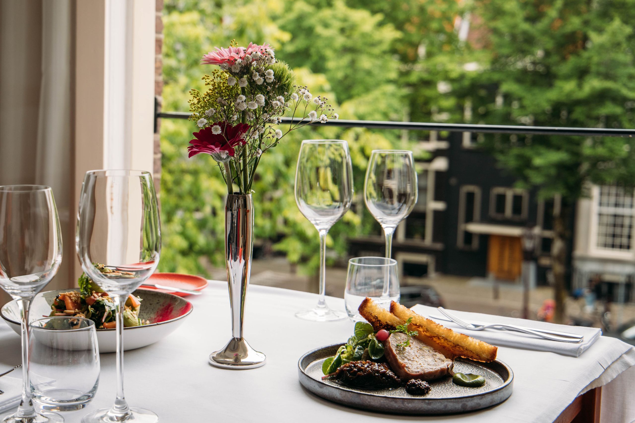 Dîner avec vue sur le canal à l'Ambassade Hotel.