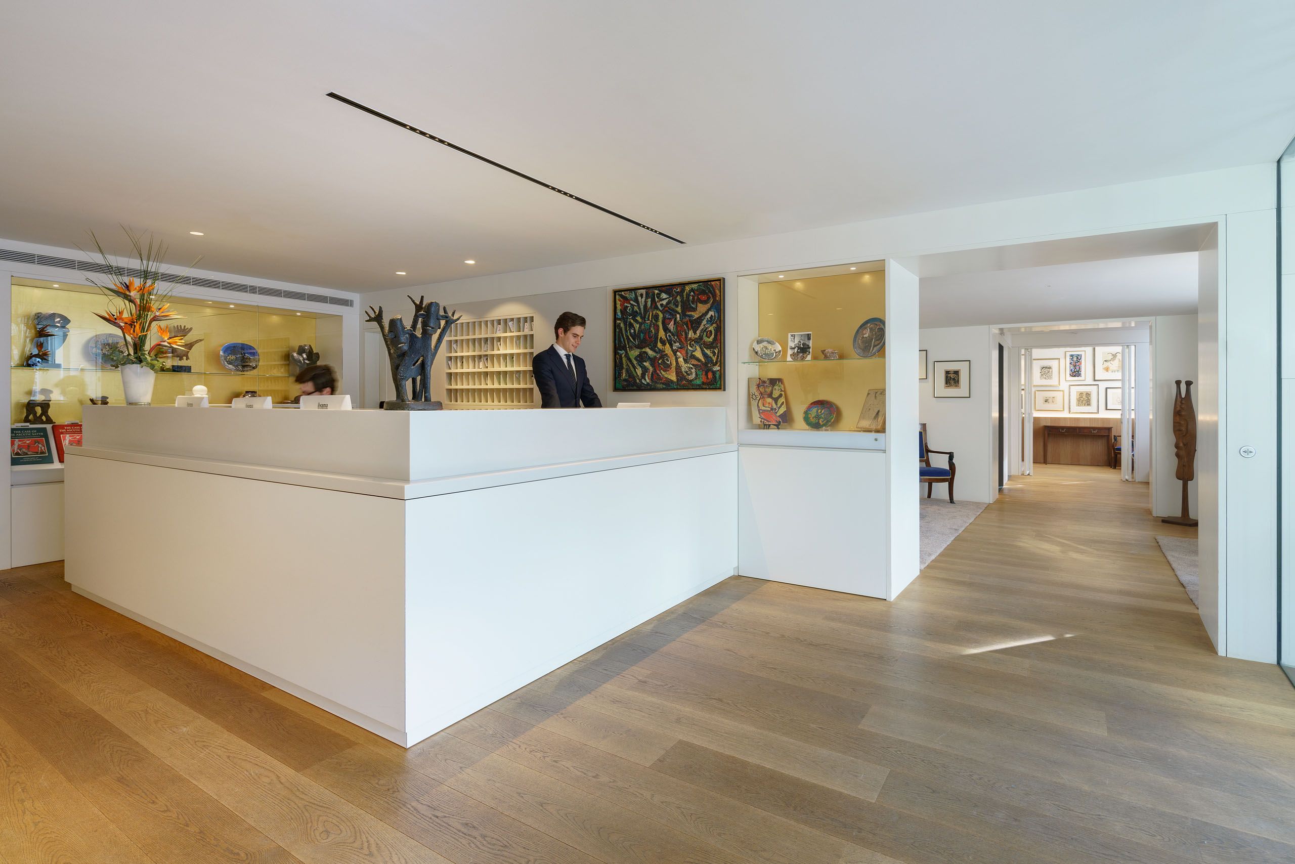 Réception de l'hôtel Ambassade à Amsterdam, accueillant les clients avec un service attentionné.