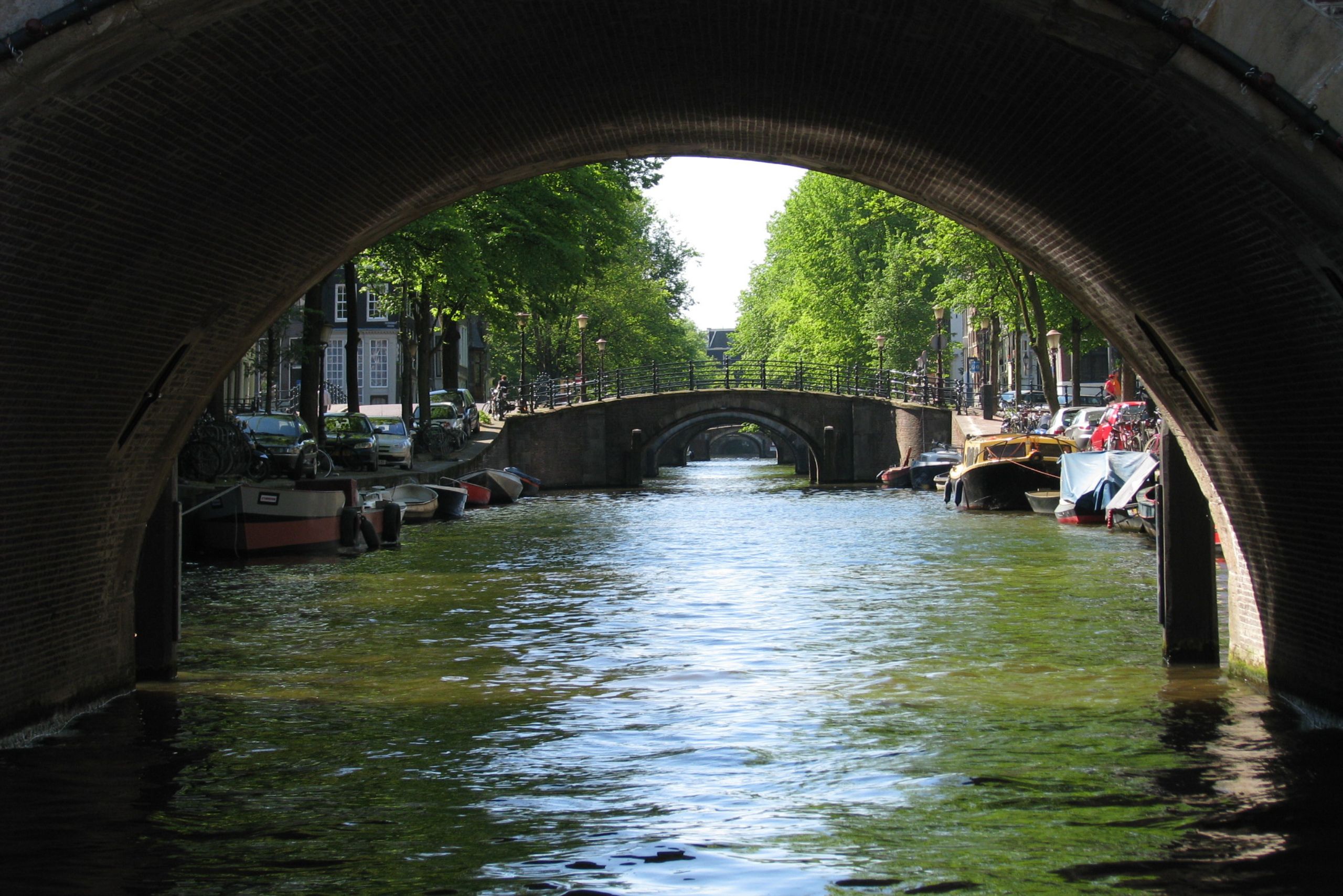 Vue sur les célèbres Sept Ponts d'Amsterdam depuis un bateau sur le canal, l'un des sites les plus emblématiques et pittoresques de la ville.