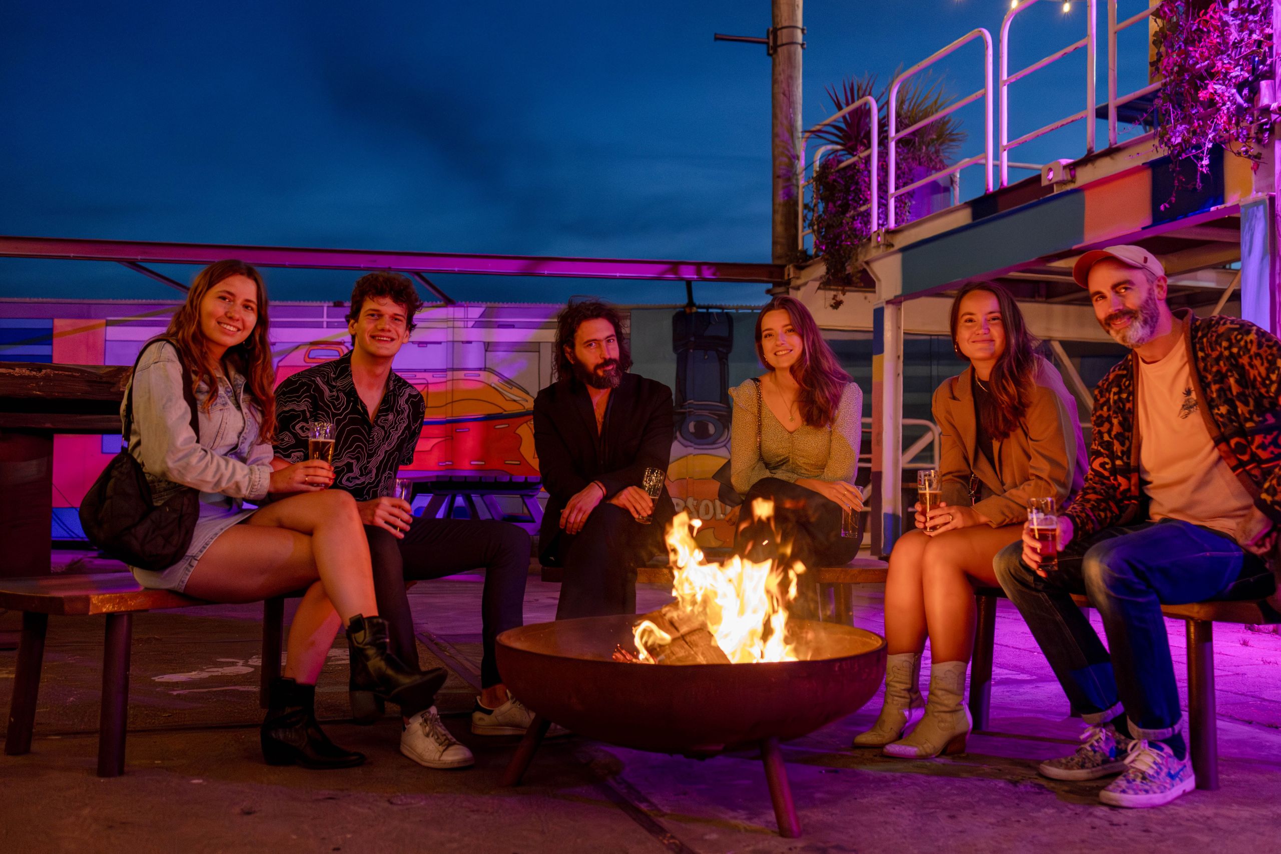 Mitarbeitende des Ambassade Hotels genießen die Betriebsfeier.