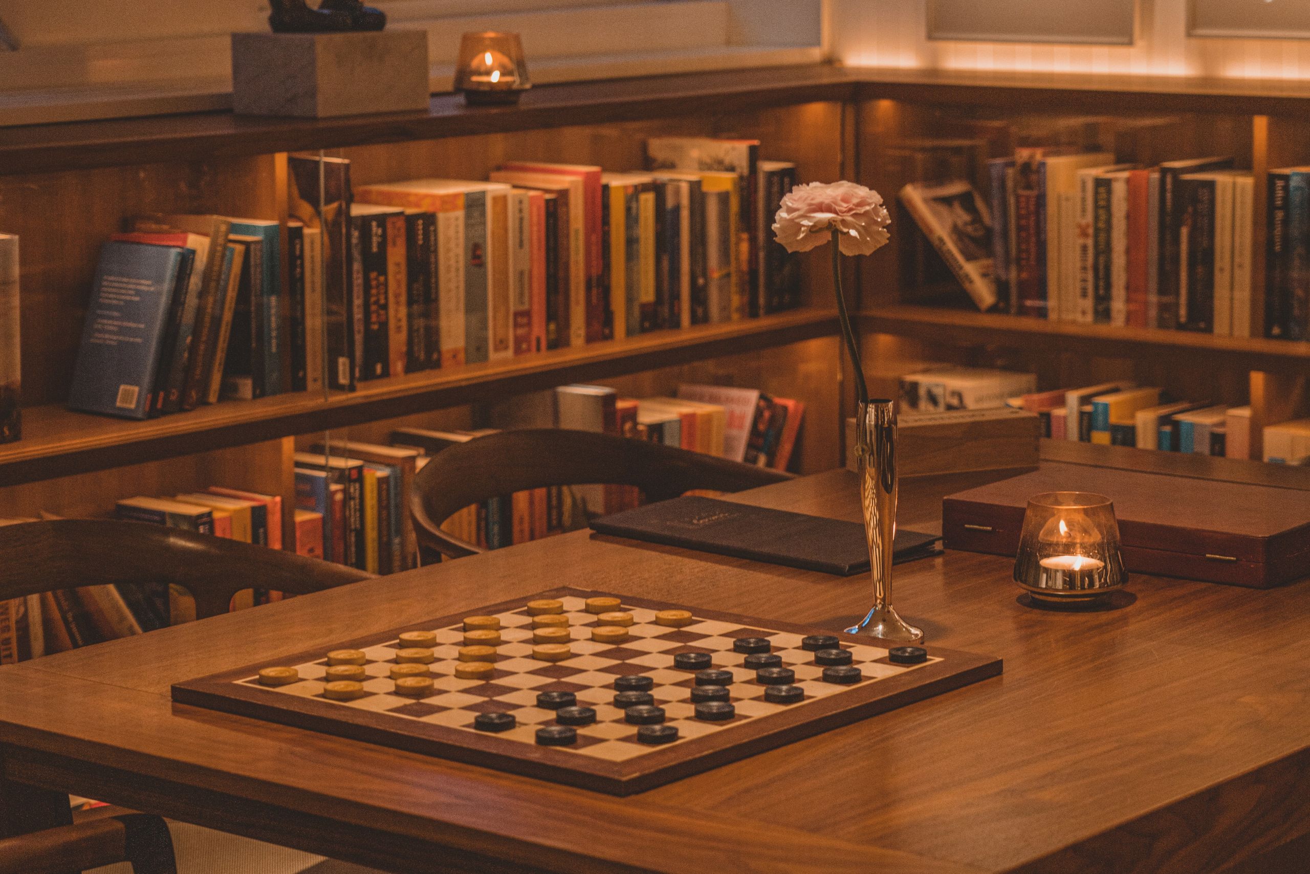Échiquier installé dans le bar de la bibliothèque de l'hôtel Ambassade.