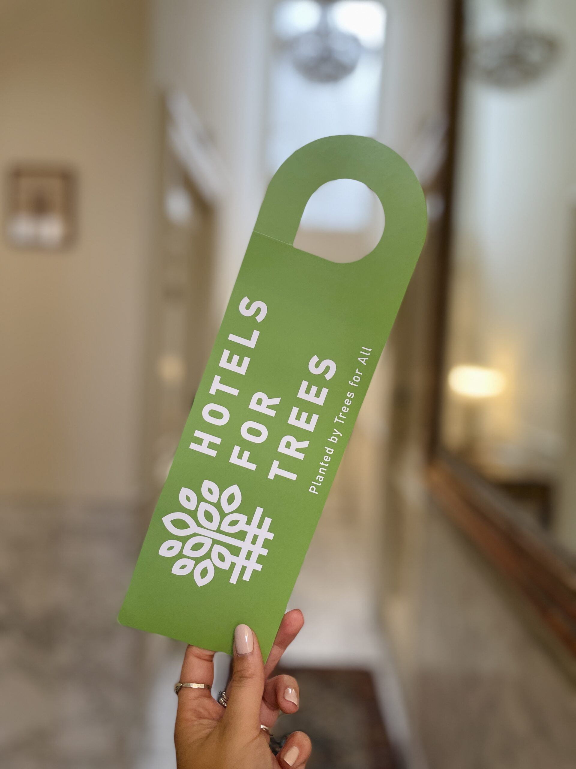 Porte-étiquette Hotels for Trees à l’Ambassade Hotel, faisant partie de l’initiative durable de l’hôtel.
