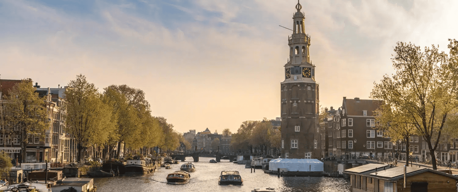 Stimmungsvolles Foto der Amsterdamer Grachten mit historischen Gebäuden.