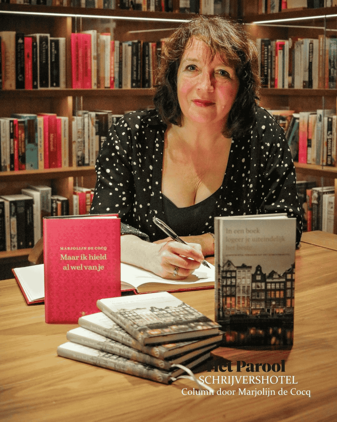 L’auteure Marjolijn de Cocq dédicace son livre à l’hôtel Ambassade pour la bibliothèque de l’hôtel.