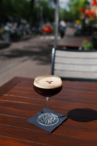 Espresso Martini servi sur la terrasse extérieure de l’Ambassade Hôtel.