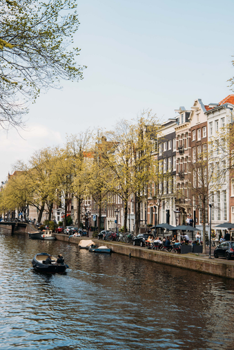 Vue sur l’Ambassade Hôtel et sa terrasse depuis le canal.