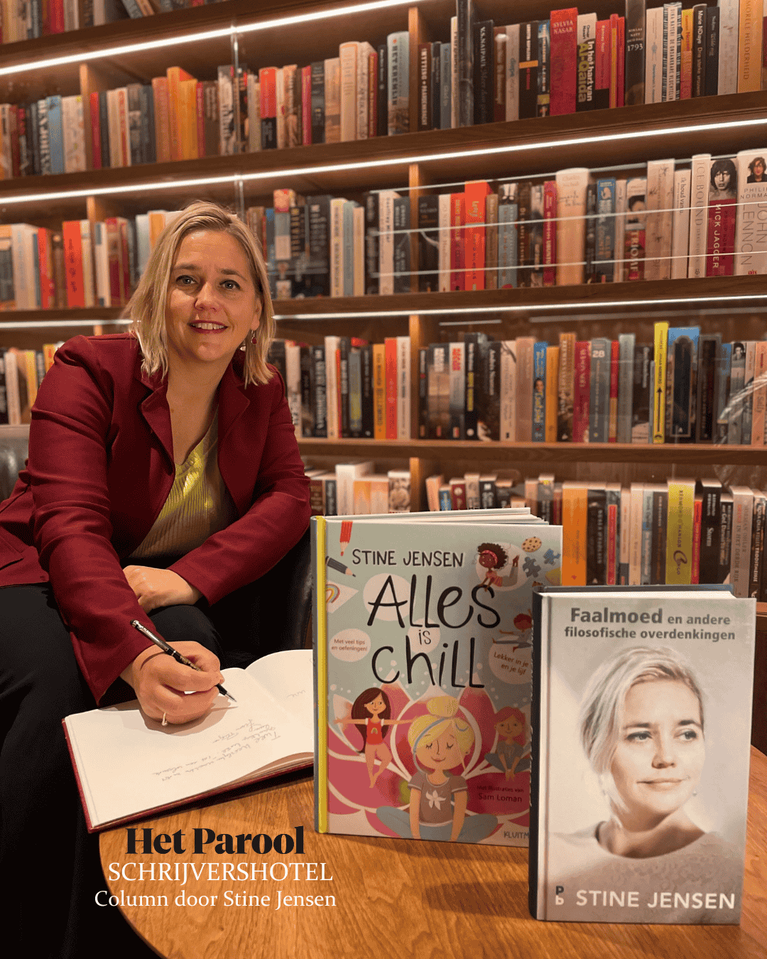 L’auteure Stine Jensen dédicace son livre à l’hôtel Ambassade pour la bibliothèque de l’hôtel.