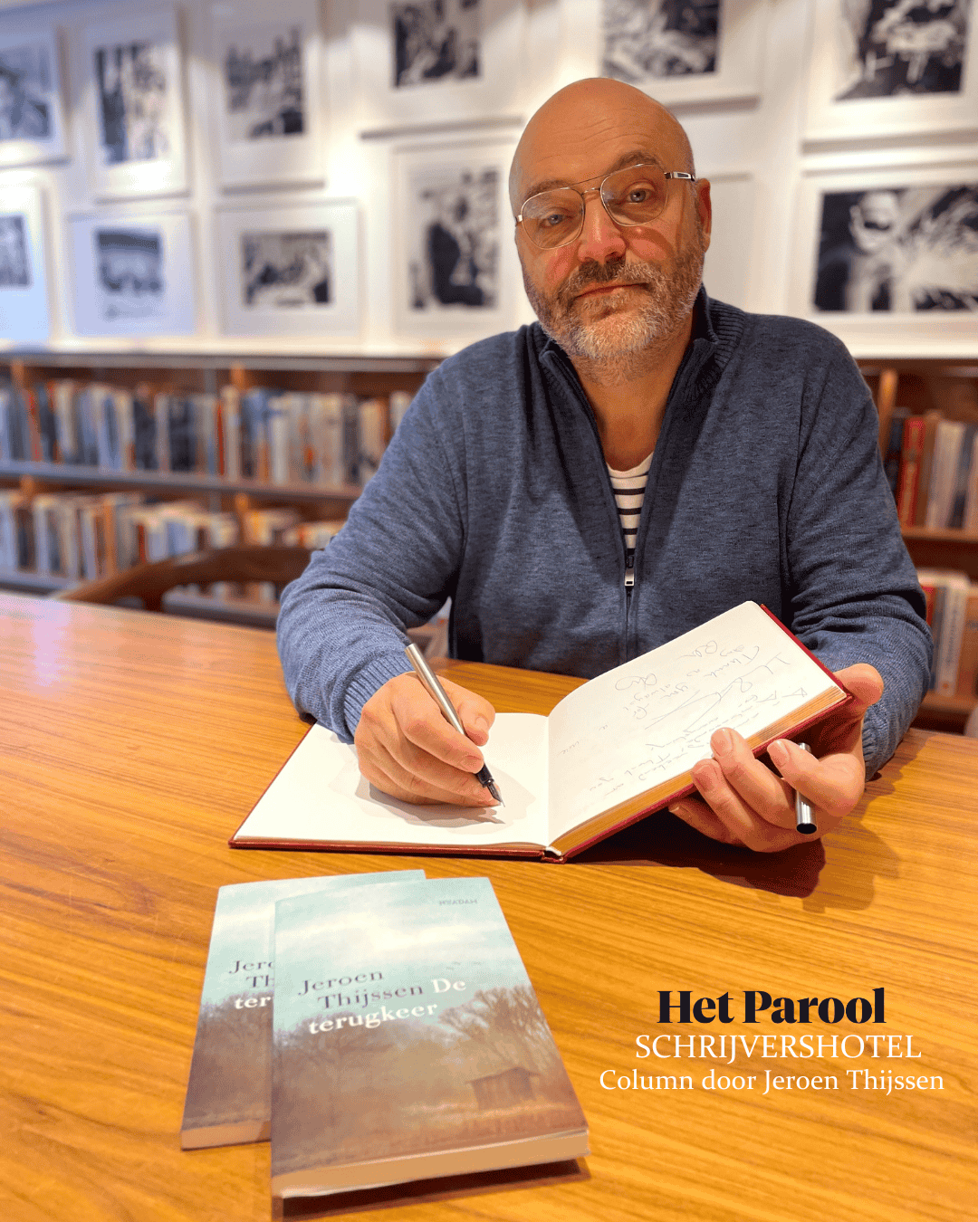 L’auteur Jeroen Thijssen dédicace son livre à l’hôtel Ambassade pour la bibliothèque de l’hôtel.