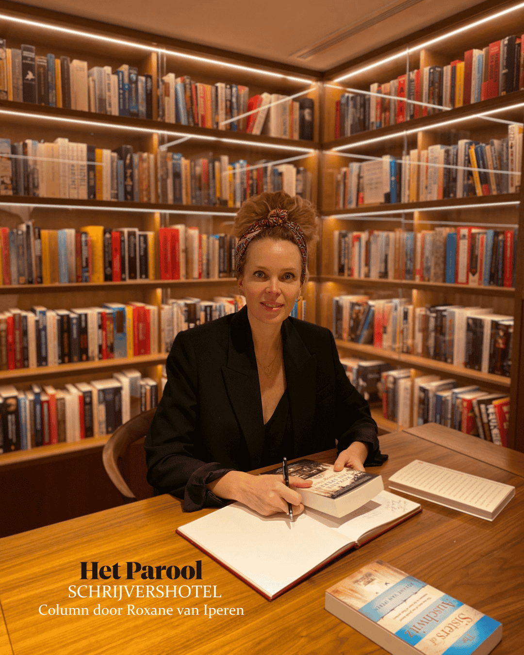 L’auteure Roxane van Iperen dédicace son livre à l’hôtel Ambassade pour la bibliothèque de l’hôtel.