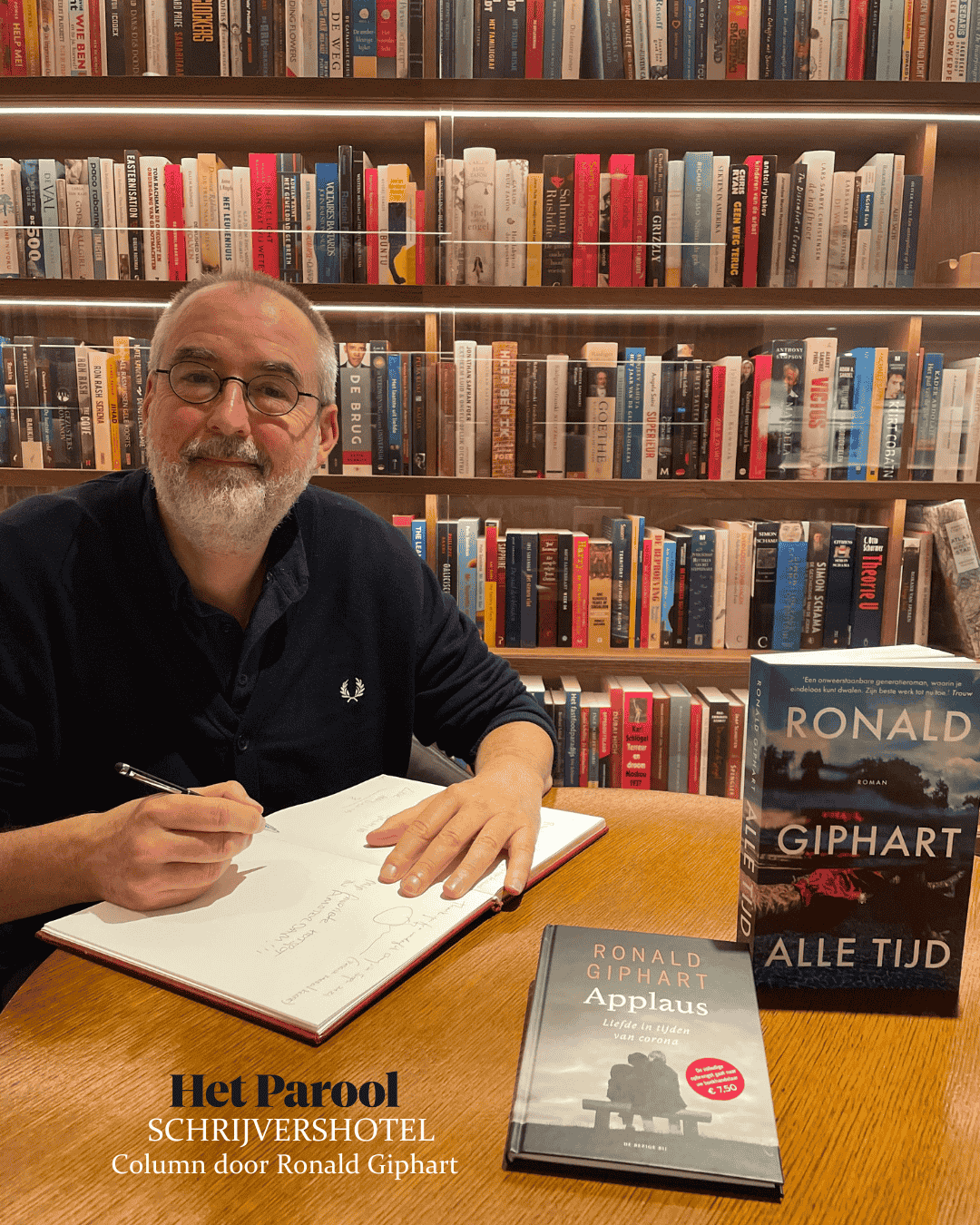 L’auteur Ronald Giphart dédicace son livre à l’hôtel Ambassade pour la bibliothèque de l’hôtel.