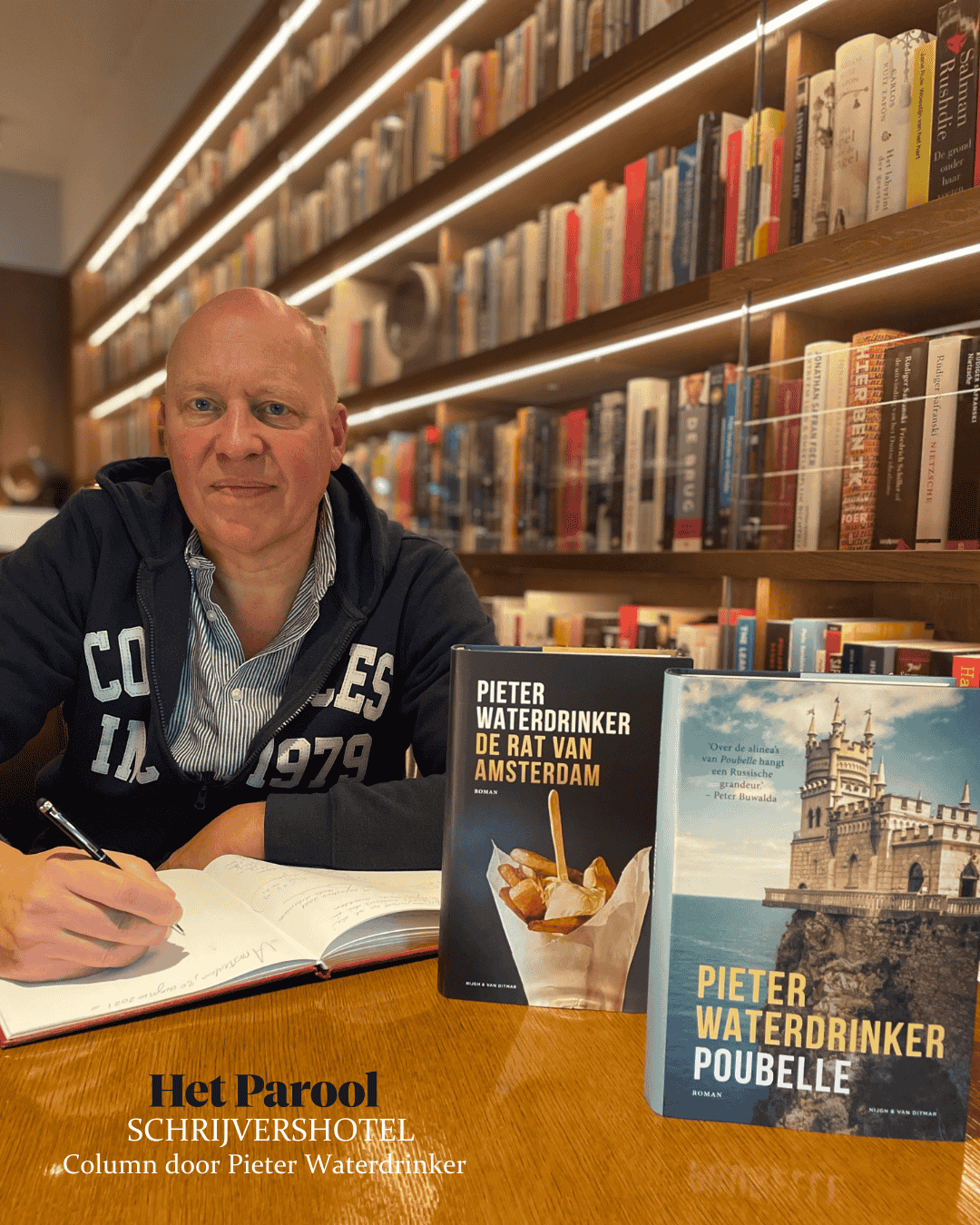 L’auteur Pieter Waterdrinker dédicace son livre à l’hôtel Ambassade pour la bibliothèque de l’hôtel.
