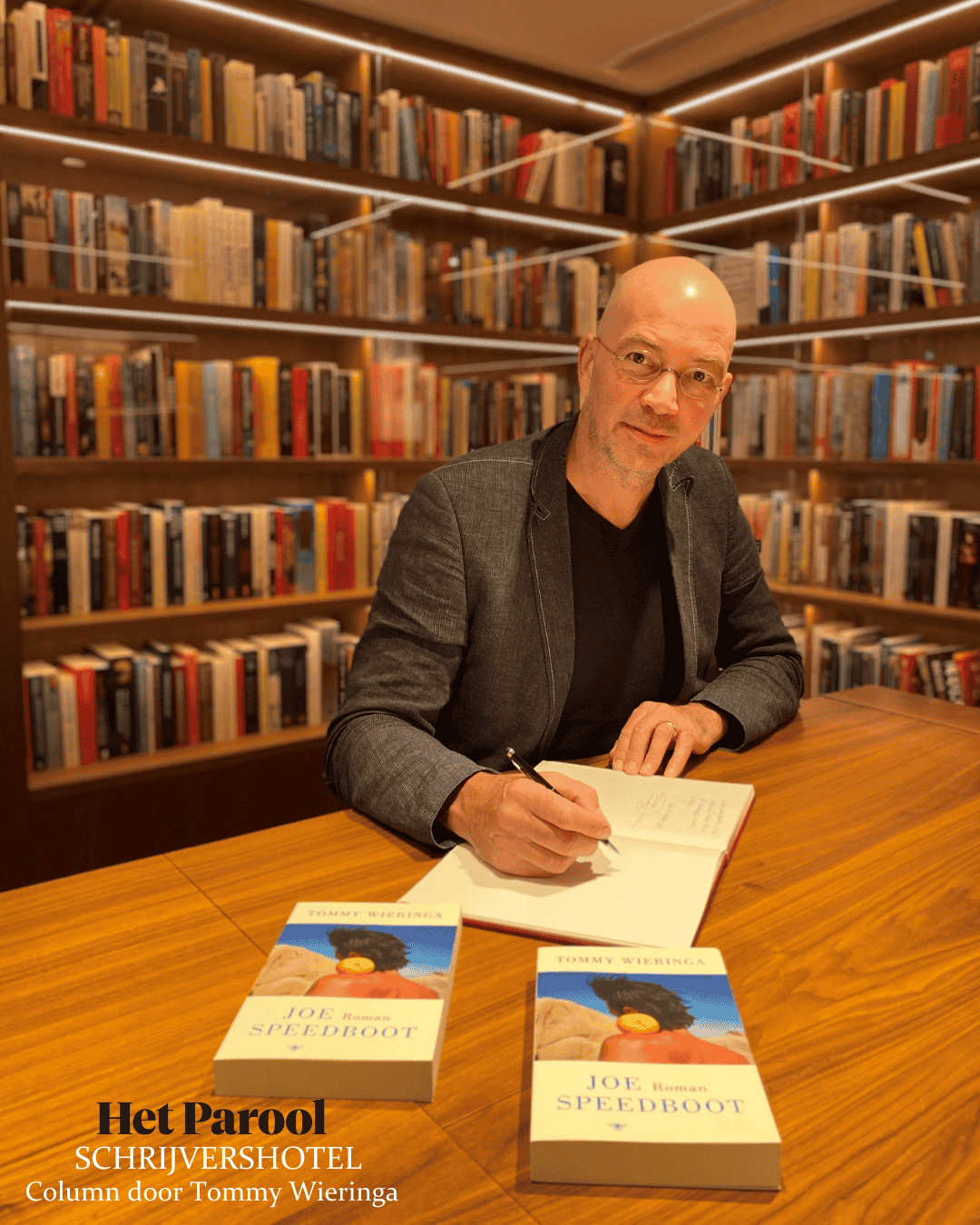 L’auteur Tommy Wieringa dédicace son livre à l’hôtel Ambassade pour la bibliothèque de l’hôtel.