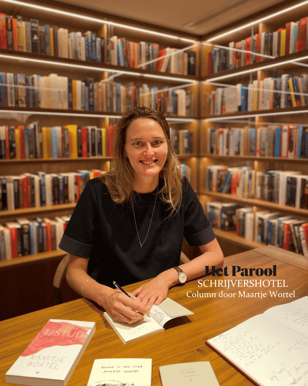 L’auteure Maartje Wortel dédicace son livre à l’hôtel Ambassade pour la bibliothèque de l’hôtel.