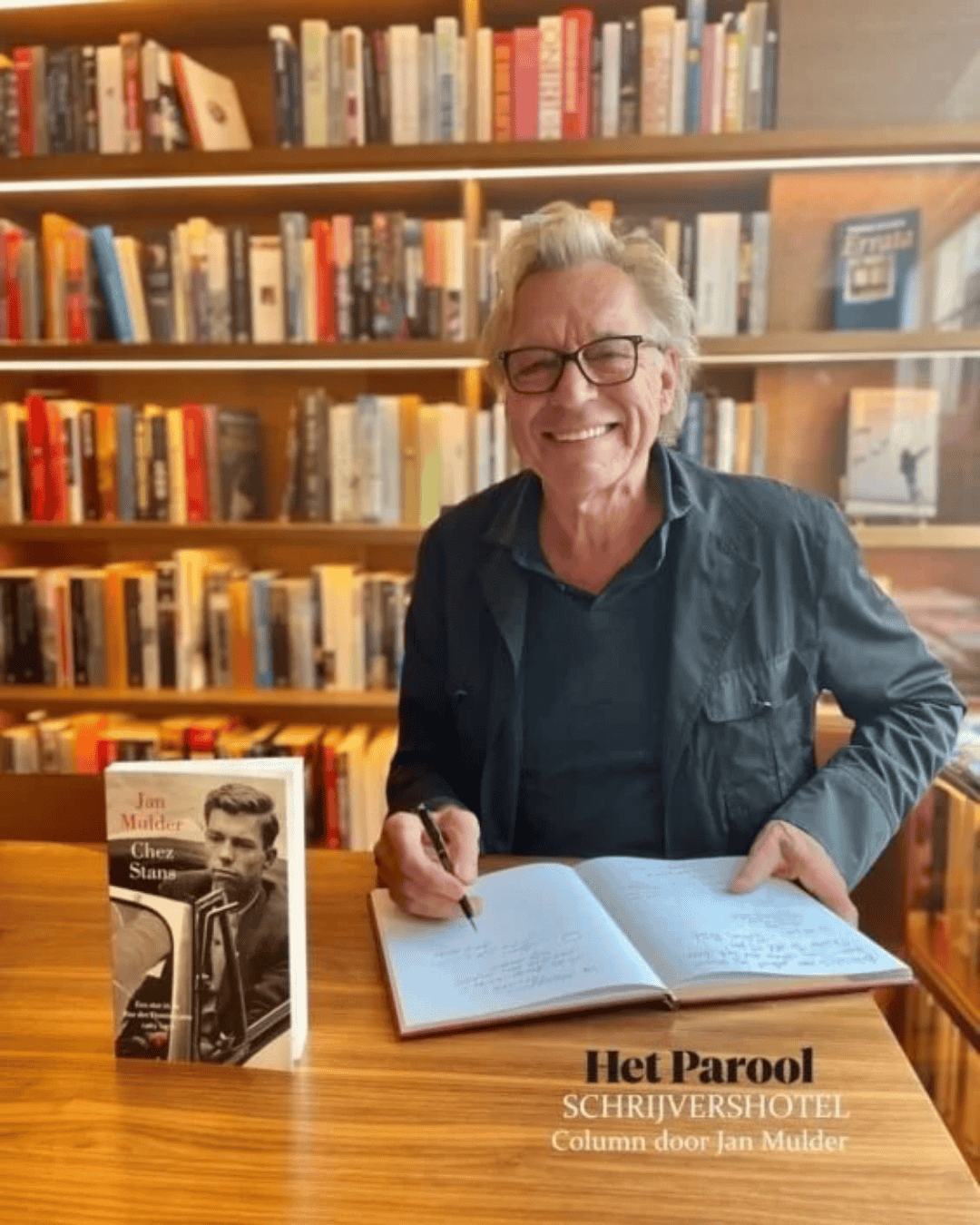 L’auteur Jan Mulder dédicace son livre à l’hôtel Ambassade pour la bibliothèque de l’hôtel.